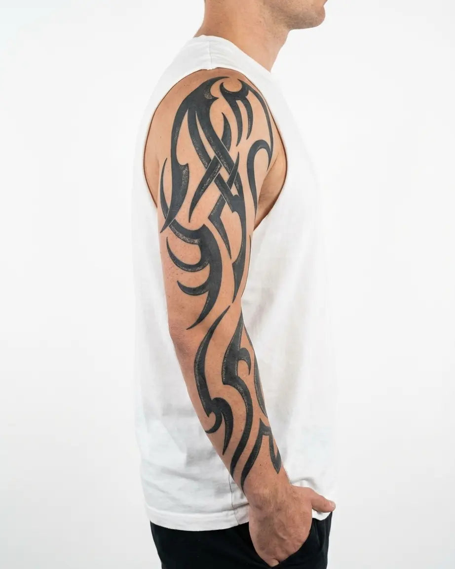 Tatuaggio semi-permanente INKON Flowing Tribal Sleeve applicato su un uomo – design 8 x 20 in (20x50cm), aspetto realistico dell'inchiostro, dura 10 giorni