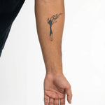 Tatuaggio semi-permanente INKON Burning Matchstick applicato su un uomo – design 3 x 4 in (7x10cm), aspetto realistico dell'inchiostro, dura 10 giorni