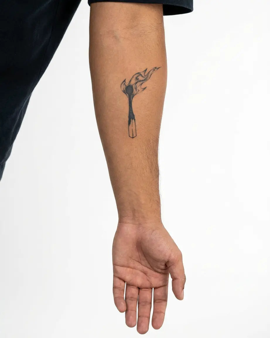 Tatuaggio semi-permanente INKON Burning Matchstick applicato su un uomo – design 3 x 4 in (7x10cm), aspetto realistico dell'inchiostro, dura 10 giorni