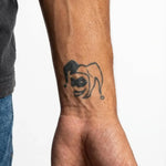 Tatuaggio semi-permanente INKON Jester Face applicato su un uomo – design 2 x 2 in (5x5cm), aspetto realistico dell'inchiostro, dura 10 giorni