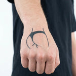 Tatuaggio semi-permanente INKON Bikini Line applicato su un uomo – design 2 x 2 in (5x5cm), aspetto realistico dell'inchiostro, dura 10 giorni