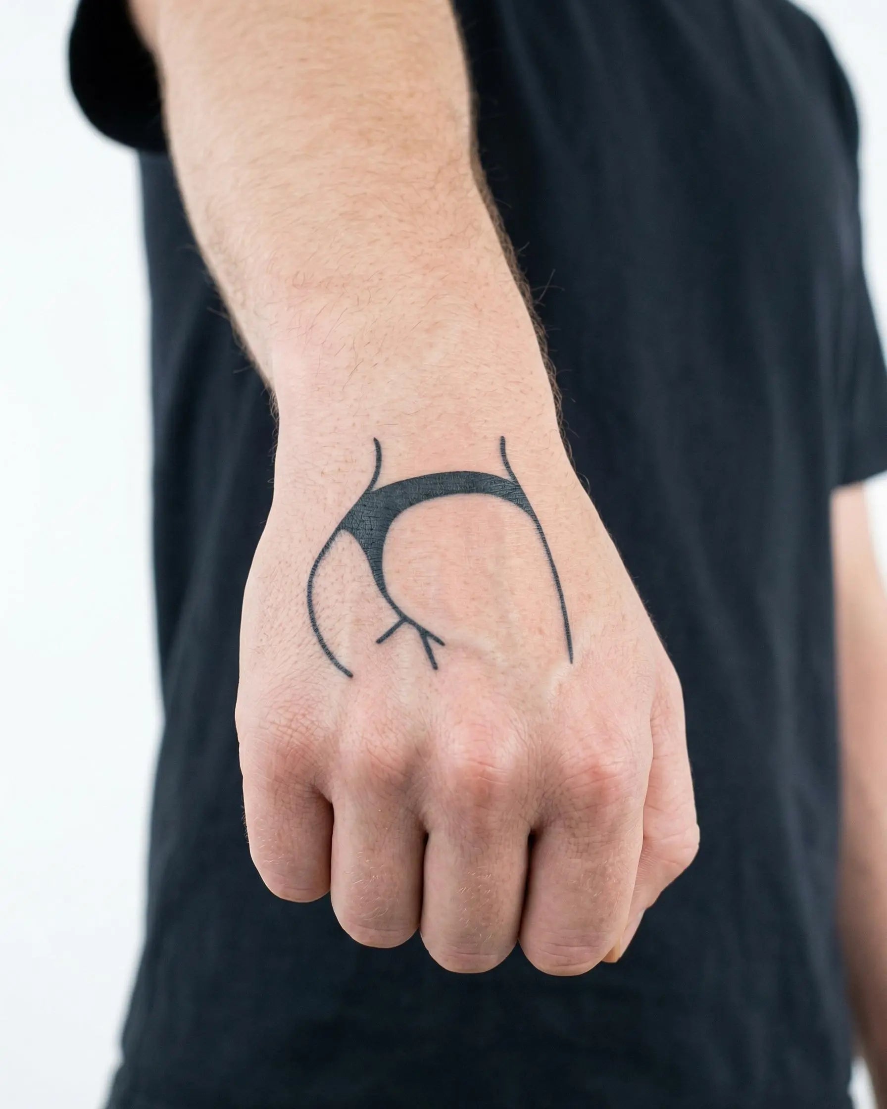 Tatuaggio semi-permanente INKON Bikini Line applicato su un uomo – design 2 x 2 in (5x5cm), aspetto realistico dell'inchiostro, dura 10 giorni