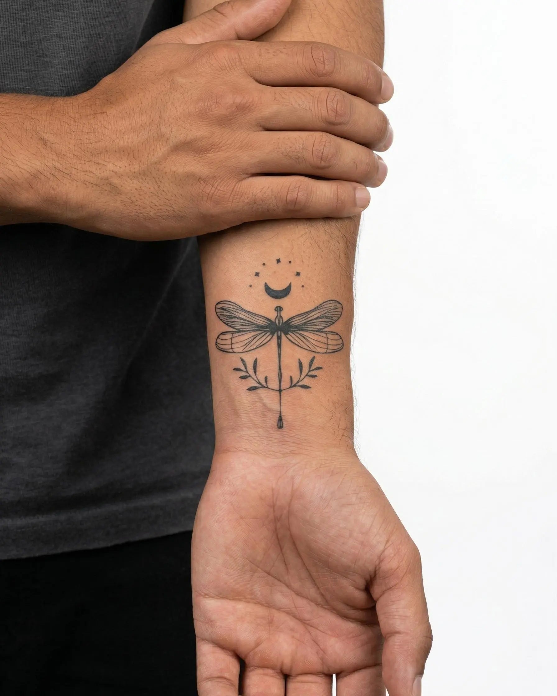 Tatuaggio semi-permanente INKON Celestial Dragonfly applicato su un uomo – design 3 x 4 in (6x11cm), aspetto realistico dell'inchiostro, dura 10 giorni