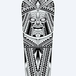 Design del tatuaggio semi-permanente Polynesian Tiki Warrior di INKON – illustrazione di imponente maschera di guerriero tiki, 8 x 20 in (20x50cm), disponibile su inkon.co