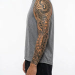 Tatuaggio semi-permanente INKON Polynesian Tribal applicato su un uomo – design 8 x 20 in (20x50cm), aspetto realistico dell'inchiostro, dura 10 giorni