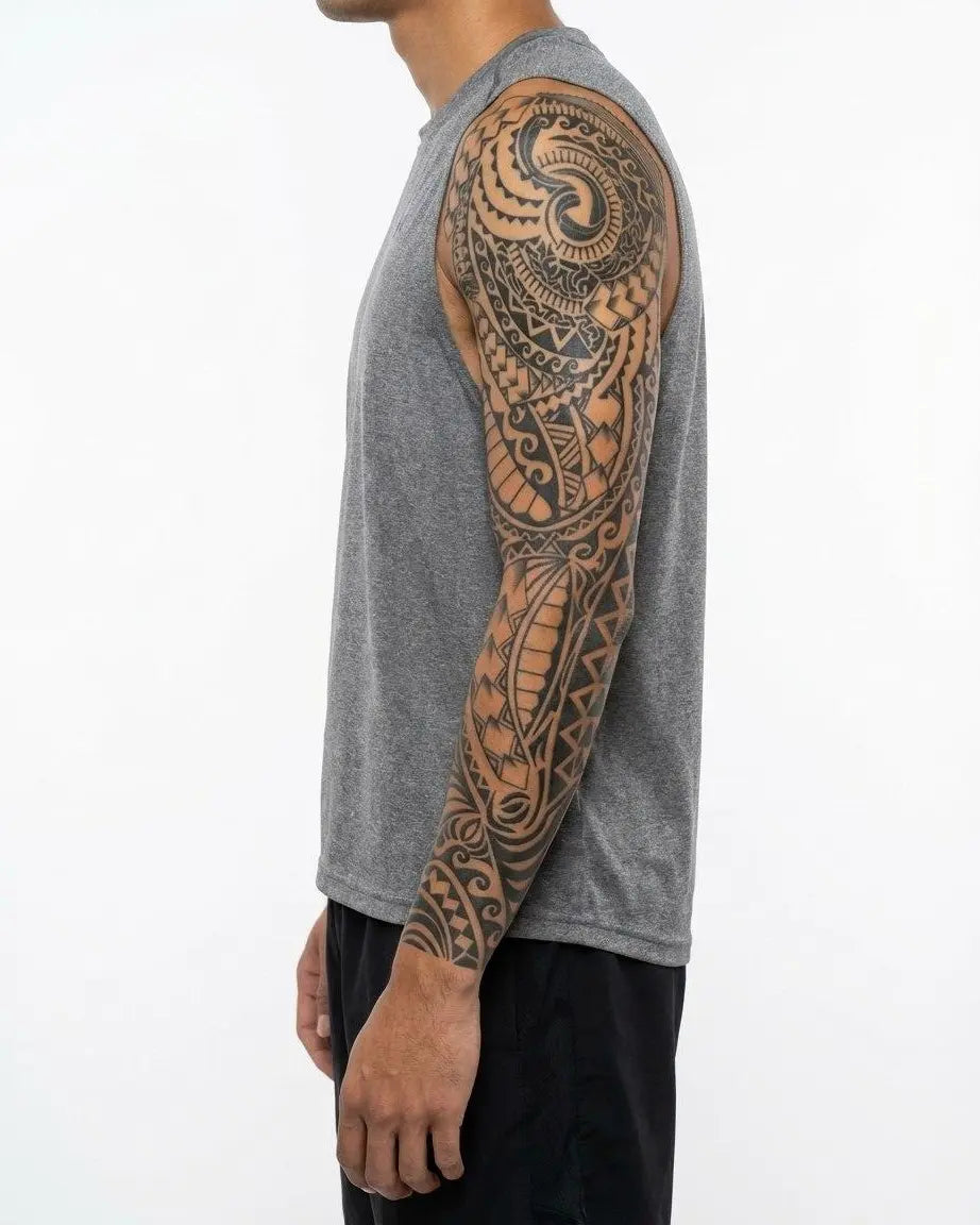 Tatuaggio semi-permanente INKON Polynesian Tribal applicato su un uomo – design 8 x 20 in (20x50cm), aspetto realistico dell'inchiostro, dura 10 giorni