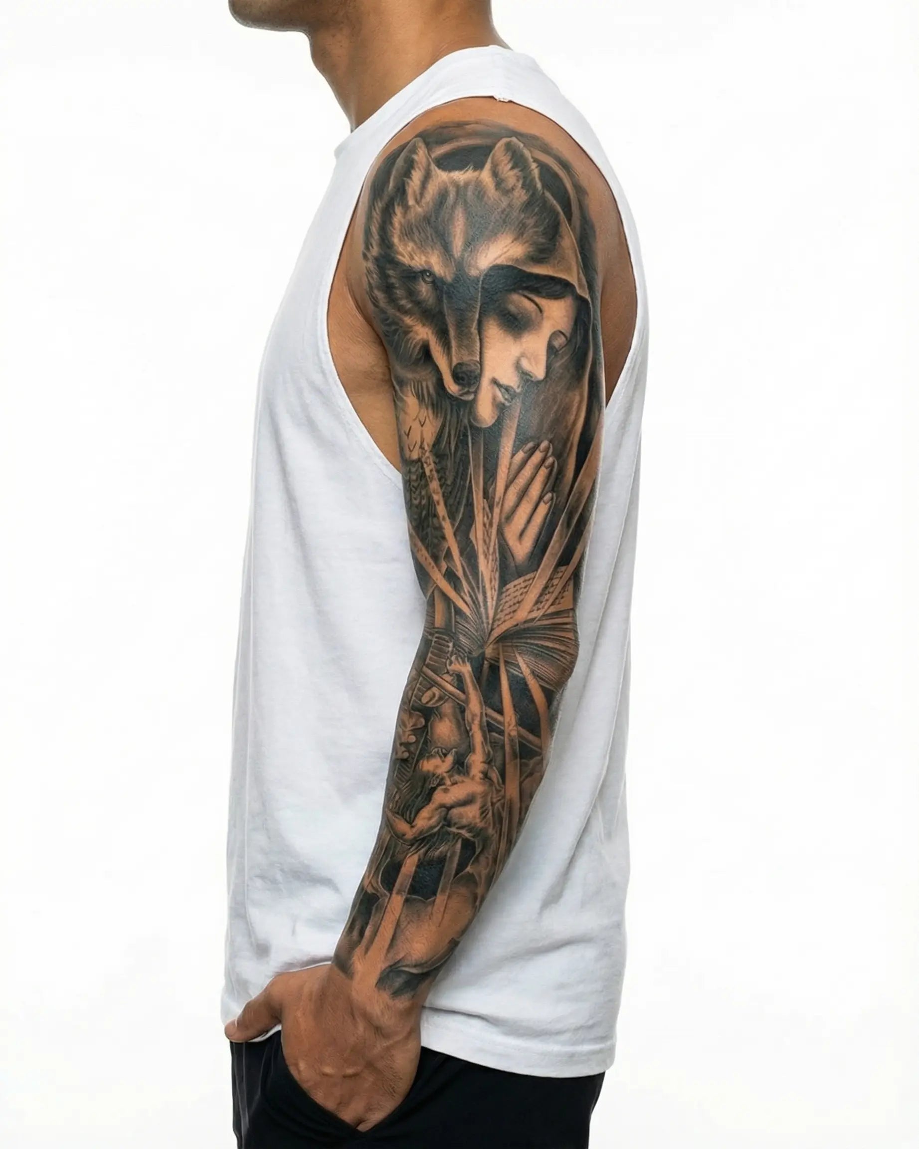 Tatuaggio semi-permanente INKON Wolf Girl & Warrior applicato su un uomo – design 8 x 20 in (20x50cm), aspetto realistico dell'inchiostro, dura 10 giorni