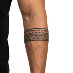 Tatuaggio semi-permanente INKON Bracciale Freccia e Treccia applicato su un uomo – design 2 x 9 in (5x23cm), aspetto realistico dell'inchiostro, dura 10 giorni