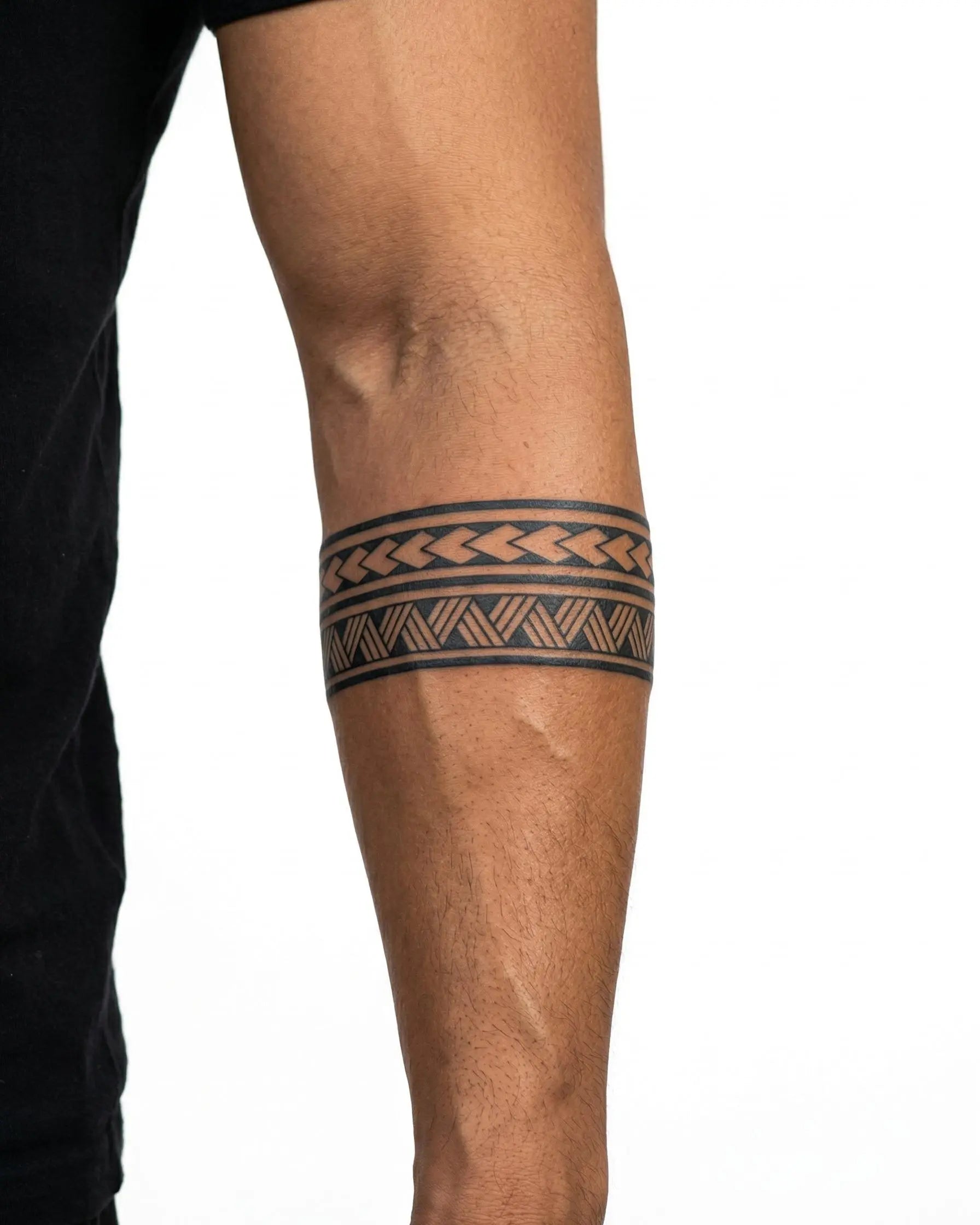 Tatuaggio semi-permanente INKON Bracciale Freccia e Treccia applicato su un uomo – design 2 x 9 in (5x23cm), aspetto realistico dell'inchiostro, dura 10 giorni