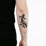 Tatuaggio semi-permanente INKON Pesce Koi a Pennellate d'Inchiostro applicato su un uomo – design 4 x 4 in (9x9cm), aspetto realistico dell'inchiostro, dura 10 giorni