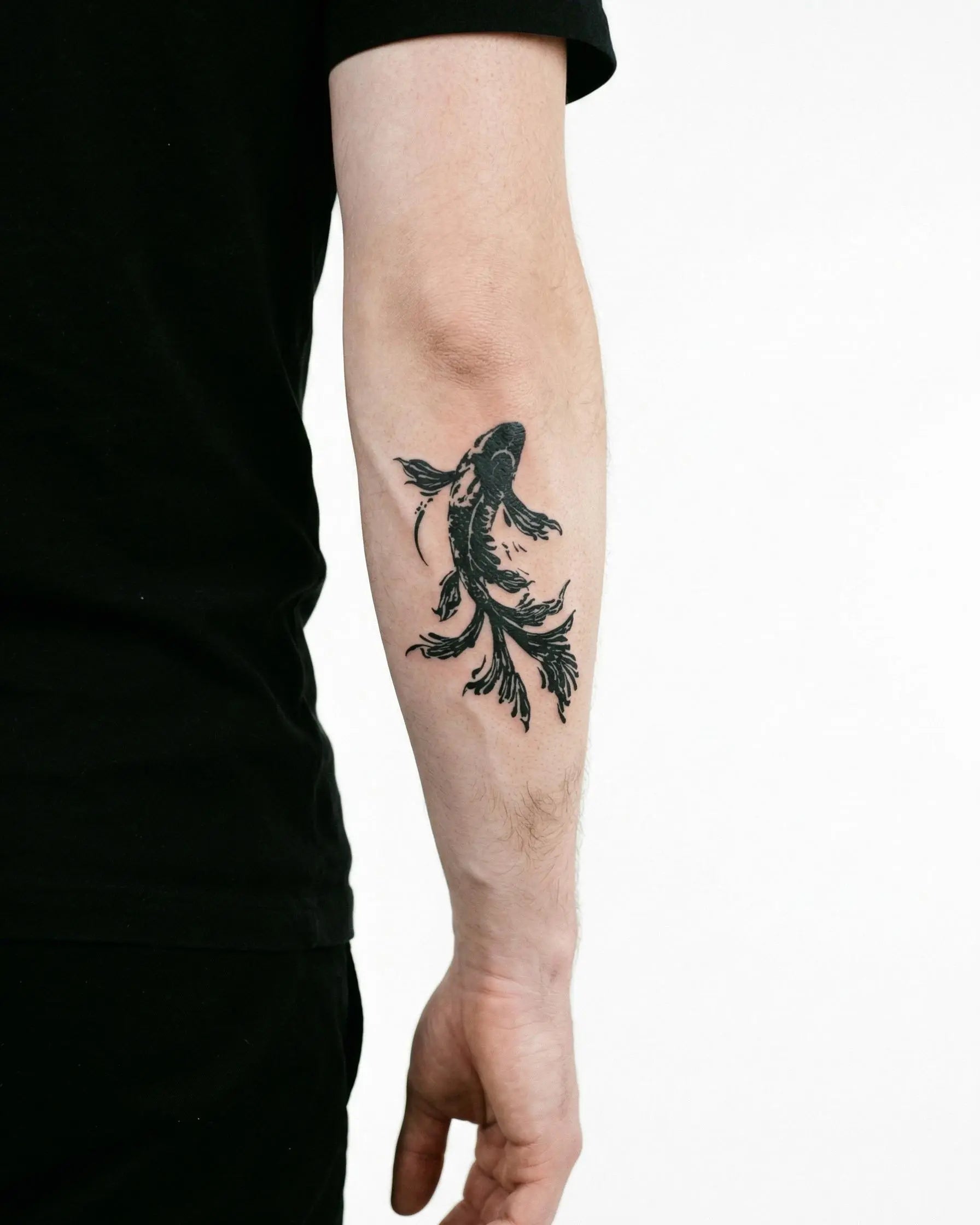 Tatuaggio semi-permanente INKON Pesce Koi a Pennellate d'Inchiostro applicato su un uomo – design 4 x 4 in (9x9cm), aspetto realistico dell'inchiostro, dura 10 giorni