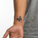 Tatuaggio semi-permanente INKON Ink Splash Butterfly applicato su un uomo – design 2 x 2 in (5x5cm), aspetto realistico dell'inchiostro, dura 10 giorni