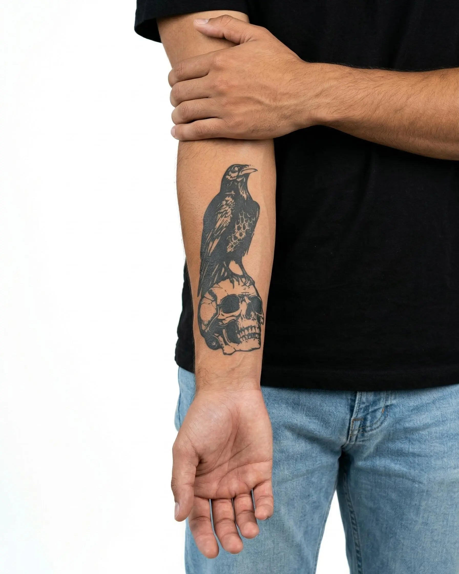 Tatuaggio semi-permanente INKON Corvo sul Teschio applicato su un uomo – design 4 x 7 in (10x17cm), aspetto realistico dell'inchiostro, dura 10 giorni