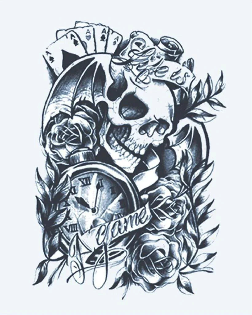 Design del tatuaggio semi-permanente Teschio, Orologio e Carte di INKON – illustrazione teschio, gioco, carte, taschino, orologio, 4 x 7 in (10x17cm), disponibile su inkon.co