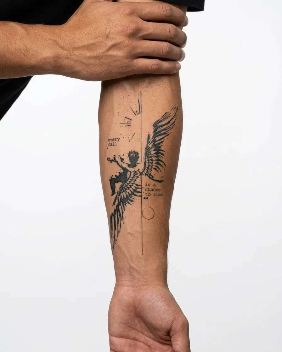 Tatuaggio semi-permanente INKON Fallen Angel & Quote applicato su un uomo – design 4 x 8 in (11x21cm), aspetto realistico dell'inchiostro, dura 10 giorni
