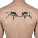 Tatuaggio semi-permanente INKON Tattered Demon Wings applicato su un uomo – design 4 x 8 in (11x21cm), aspetto realistico dell'inchiostro, dura 10 giorni