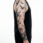 Tatuaggio semi-permanente INKON Dark Forest & Ravens applicato su un uomo – design 8 x 20 in (20x50cm), aspetto realistico dell'inchiostro, dura 10 giorni