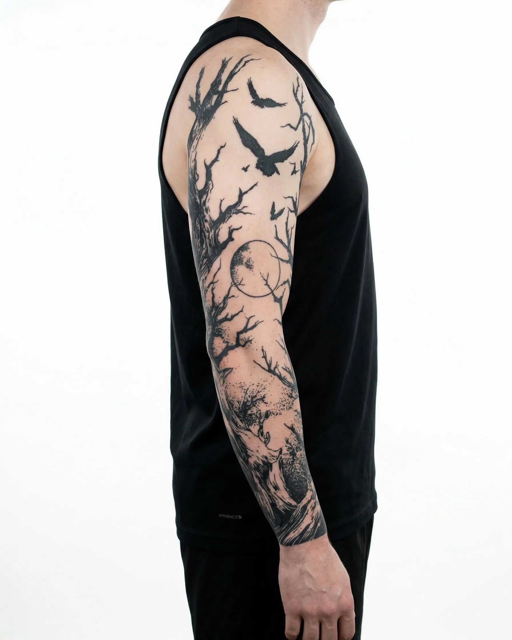 Tatuaggio semi-permanente INKON Dark Forest & Ravens applicato su un uomo – design 8 x 20 in (20x50cm), aspetto realistico dell'inchiostro, dura 10 giorni