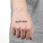Tatuaggio semi-permanente INKON Semicolon Survivor applicato su un uomo – design 2 x 2 in (5x5cm), aspetto realistico dell'inchiostro, dura 10 giorni