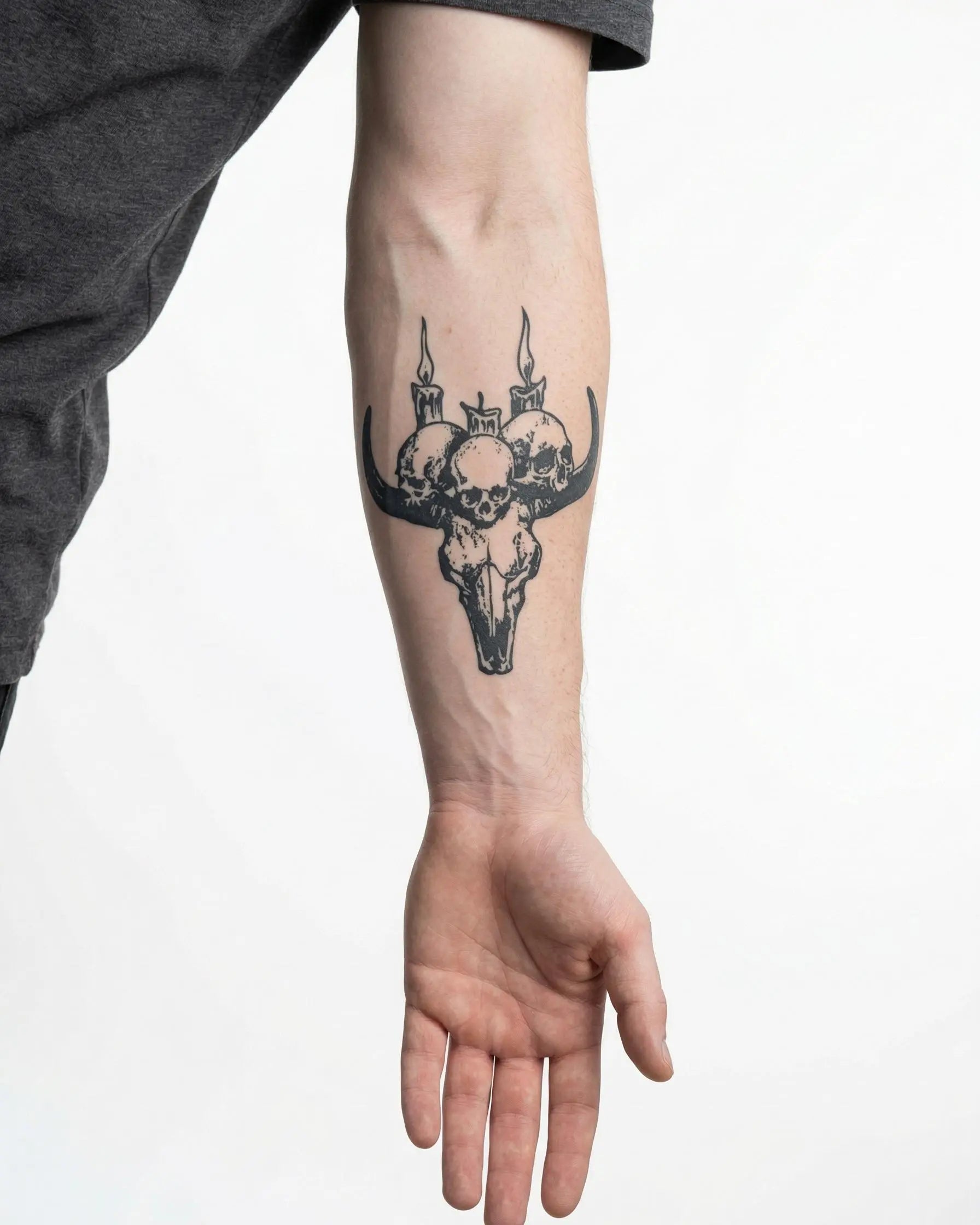 Tatuaggio semi-permanente INKON Bull Skull & Candles applicato su un uomo – design 4 x 4 in (9x9cm), aspetto realistico dell'inchiostro, dura 10 giorni