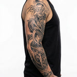Tatuaggio semi-permanente INKON Twin Dragons & Yin Yang applicato su un uomo – design 8 x 20 in (20x50cm), aspetto realistico dell'inchiostro, dura 10 giorni