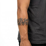 Tatuaggio semi-permanente INKON Bracciale Farfalla e Peonia applicato su un uomo – design 2 x 9 in (5x23cm), aspetto realistico dell'inchiostro, dura 10 giorni