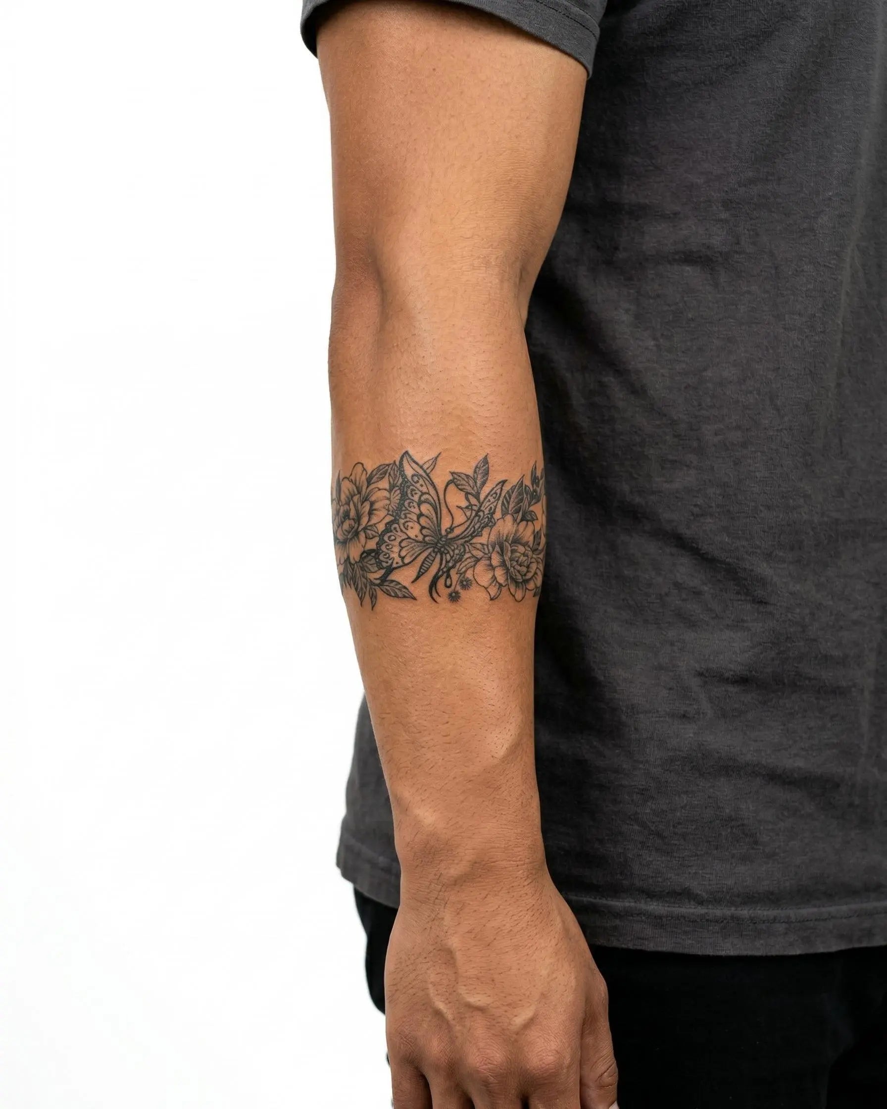 Tatuaggio semi-permanente INKON Bracciale Farfalla e Peonia applicato su un uomo – design 2 x 9 in (5x23cm), aspetto realistico dell'inchiostro, dura 10 giorni