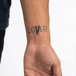Tatuaggio semi-permanente INKON Lover Loser applicato su un uomo – design 2 x 2 in (5x5cm), aspetto realistico dell'inchiostro, dura 10 giorni