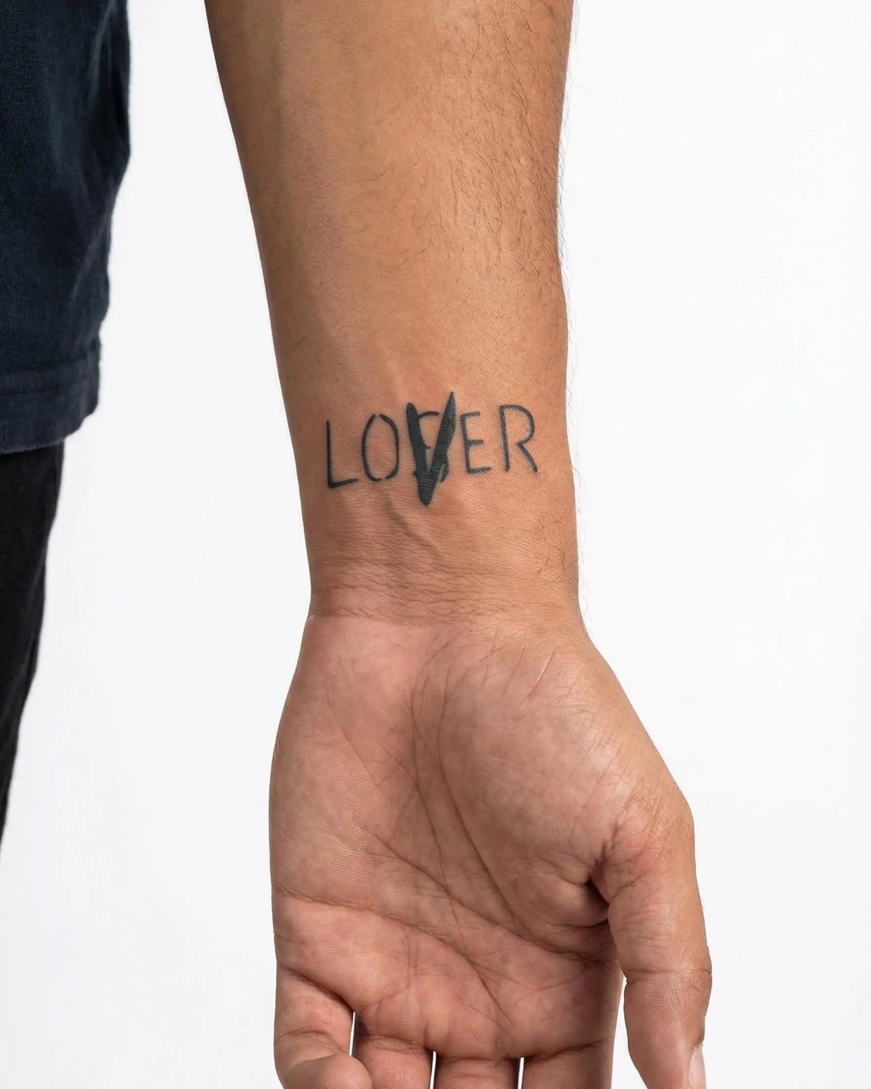 Tatuaggio semi-permanente INKON Lover Loser applicato su un uomo – design 2 x 2 in (5x5cm), aspetto realistico dell'inchiostro, dura 10 giorni