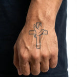 Tatuaggio semi-permanente INKON Cross & Dove applicato su un uomo – design 2 x 2 in (5x5cm), aspetto realistico dell'inchiostro, dura 10 giorni