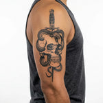 Tatuaggio semi-permanente INKON Skull, Snake & Dagger applicato su un uomo – design 4 x 8 in (11x21cm), aspetto realistico dell'inchiostro, dura 10 giorni
