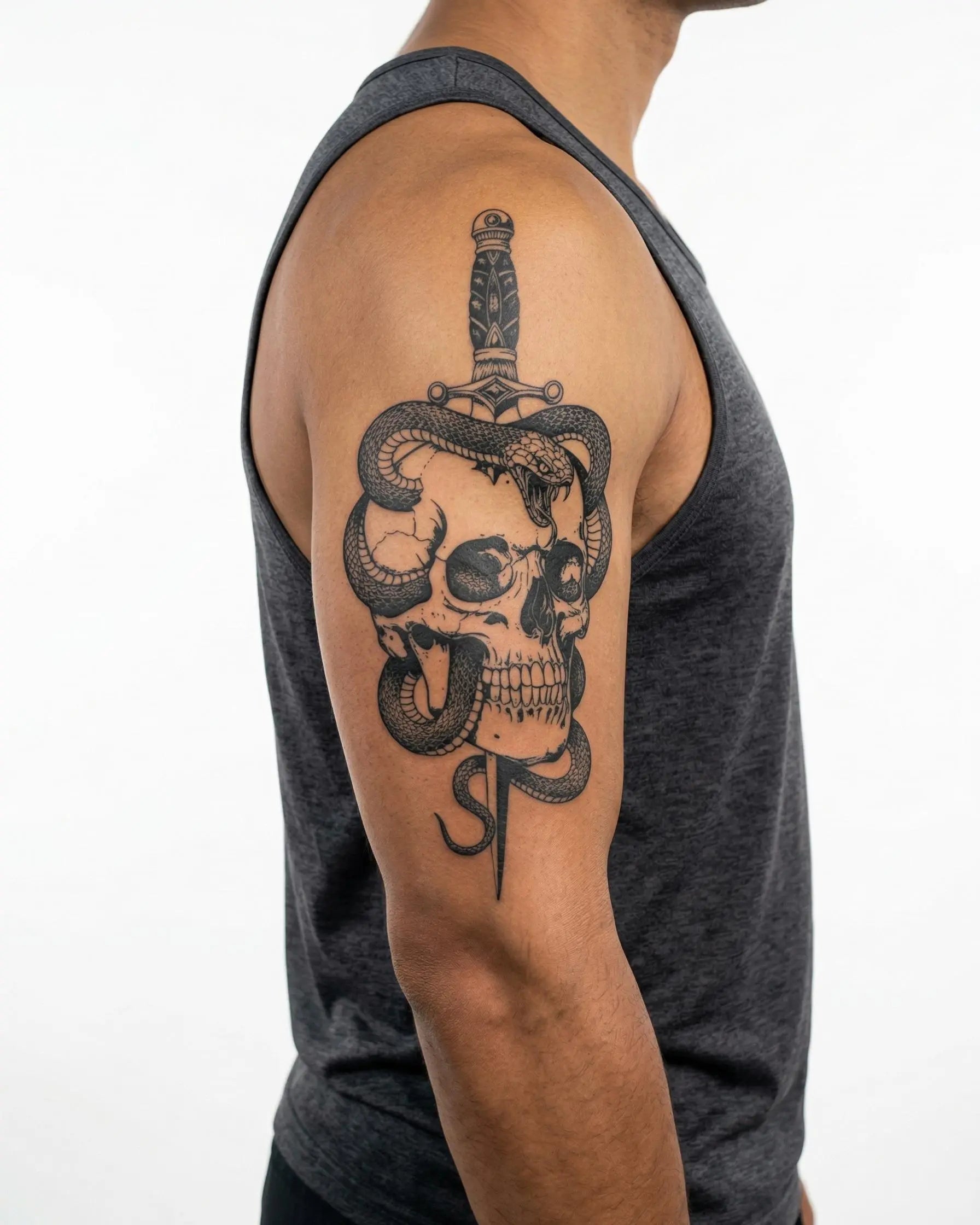 Tatuaggio semi-permanente INKON Skull, Snake & Dagger applicato su un uomo – design 4 x 8 in (11x21cm), aspetto realistico dell'inchiostro, dura 10 giorni