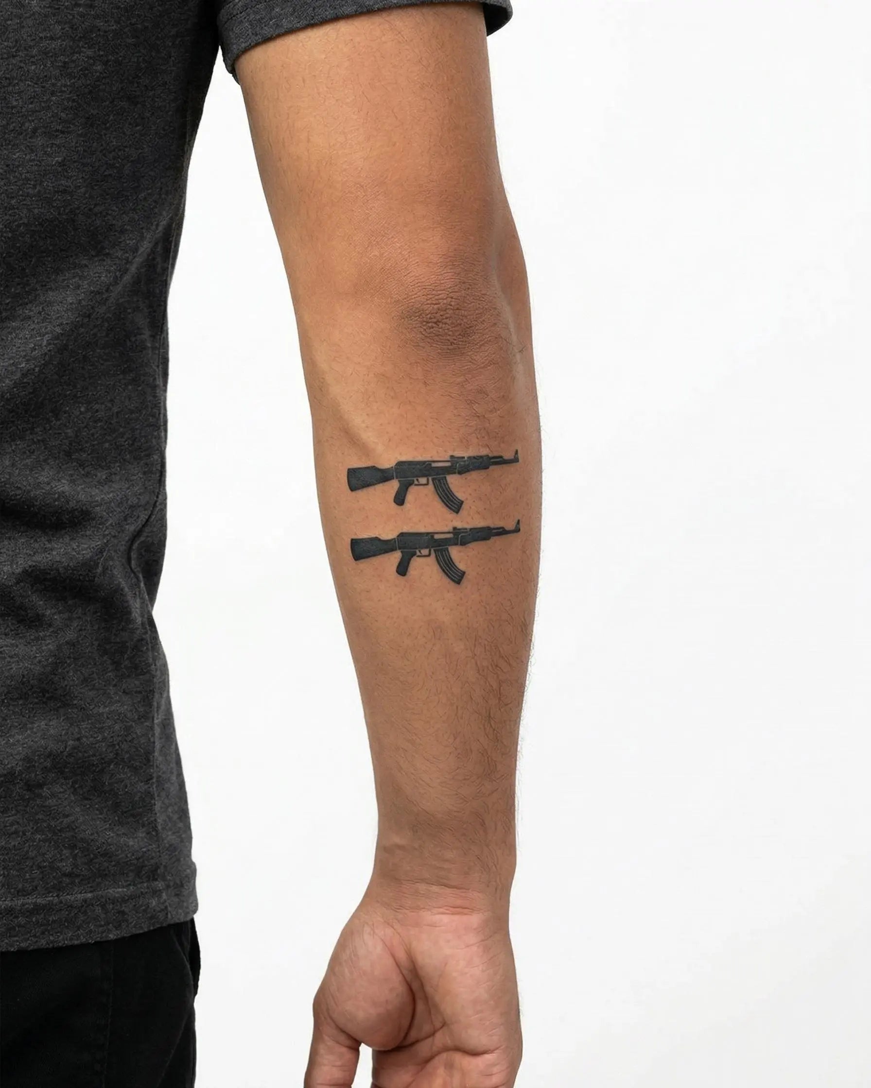 Tatuaggio semi-permanente INKON Assault Rifle Duo applicato su un uomo – design 3 x 4 in (6x11cm), aspetto realistico dell'inchiostro, dura 10 giorni