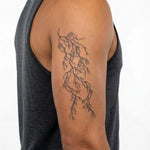 Tatuaggio semi-permanente INKON Fulmine applicato su un uomo – design 4 x 7 in (10x17cm), aspetto realistico dell'inchiostro, dura 10 giorni
