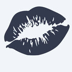 Design del tatuaggio semi-permanente Kiss Mark di INKON – illustrazione di marchio di bacio con rossetto dalla texture realistica, 2 x 2 in (5x5cm), disponibile su inkon.co