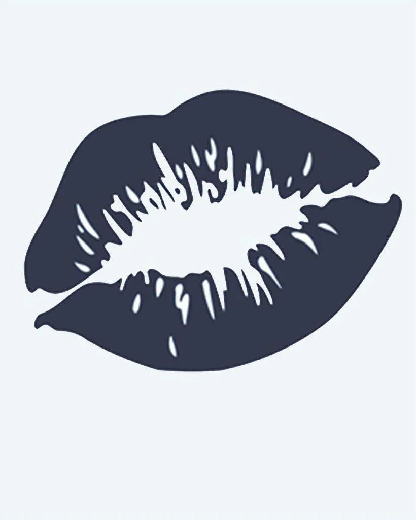 Design del tatuaggio semi-permanente Kiss Mark di INKON – illustrazione di marchio di bacio con rossetto dalla texture realistica, 2 x 2 in (5x5cm), disponibile su inkon.co