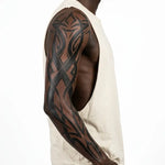 Tatuaggio semi-permanente INKON Celtic Tribal Knot Sleeve applicato su un uomo – design 8 x 20 in (20x50cm), aspetto realistico dell'inchiostro, dura 10 giorni