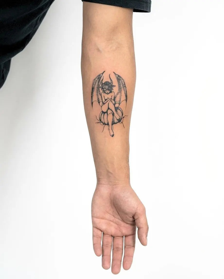 Tatuaggio semi-permanente INKON Succubus applicato su un uomo – design 3 x 4 in (7x10cm), aspetto realistico dell'inchiostro, dura 10 giorni