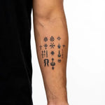 Tatuaggio semi-permanente INKON Mystic Symbols Collection applicato su un uomo – design 3 x 4 in (7x10cm), aspetto realistico dell'inchiostro, dura 10 giorni
