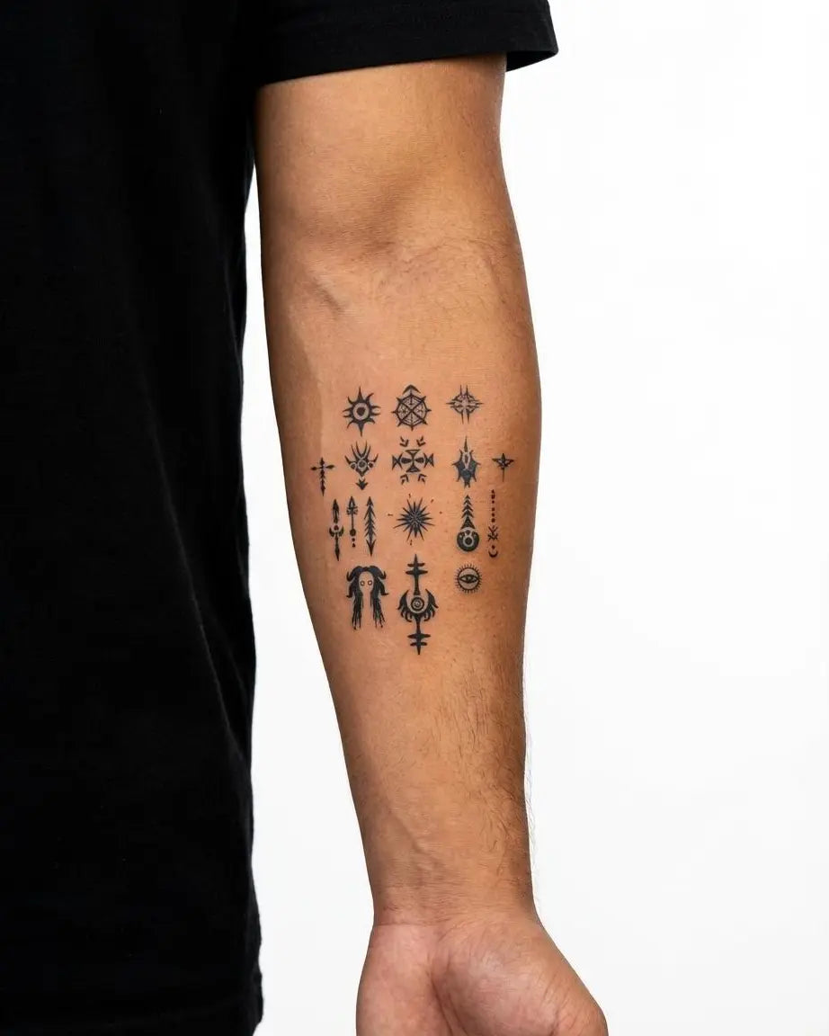 Tatuaggio semi-permanente INKON Mystic Symbols Collection applicato su un uomo – design 3 x 4 in (7x10cm), aspetto realistico dell'inchiostro, dura 10 giorni