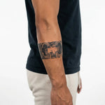 Tatuaggio semi-permanente INKON Croce, Rose e Occhi applicato su un uomo – design 2 x 9 in (5x23cm), aspetto realistico dell'inchiostro, dura 10 giorni