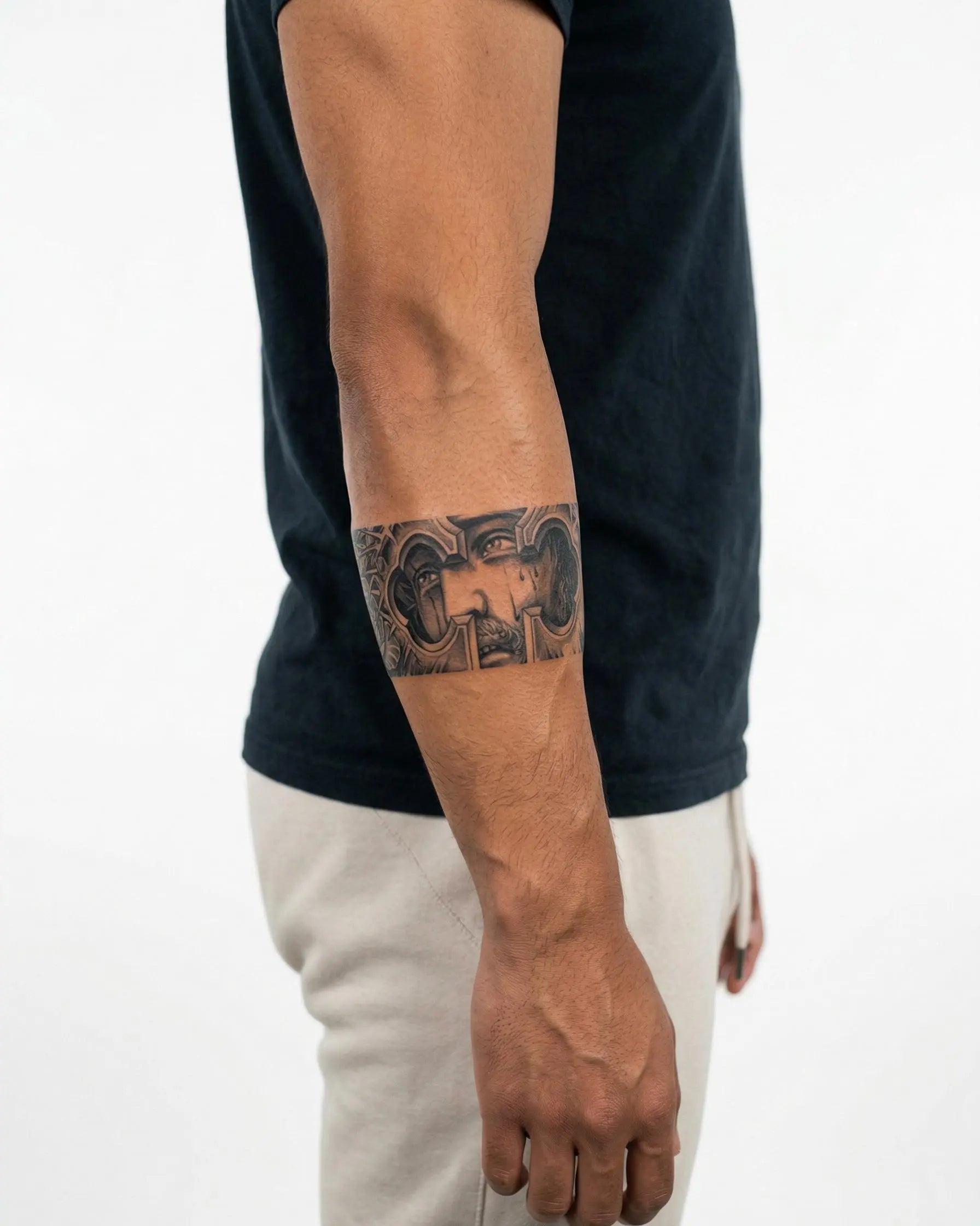 Tatuaggio semi-permanente INKON Croce, Rose e Occhi applicato su un uomo – design 2 x 9 in (5x23cm), aspetto realistico dell'inchiostro, dura 10 giorni