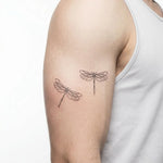 Tatuaggio semi-permanente INKON Dragonfly Duo applicato su un uomo – design 3 x 4 in (7x10cm), aspetto realistico dell'inchiostro, dura 10 giorni