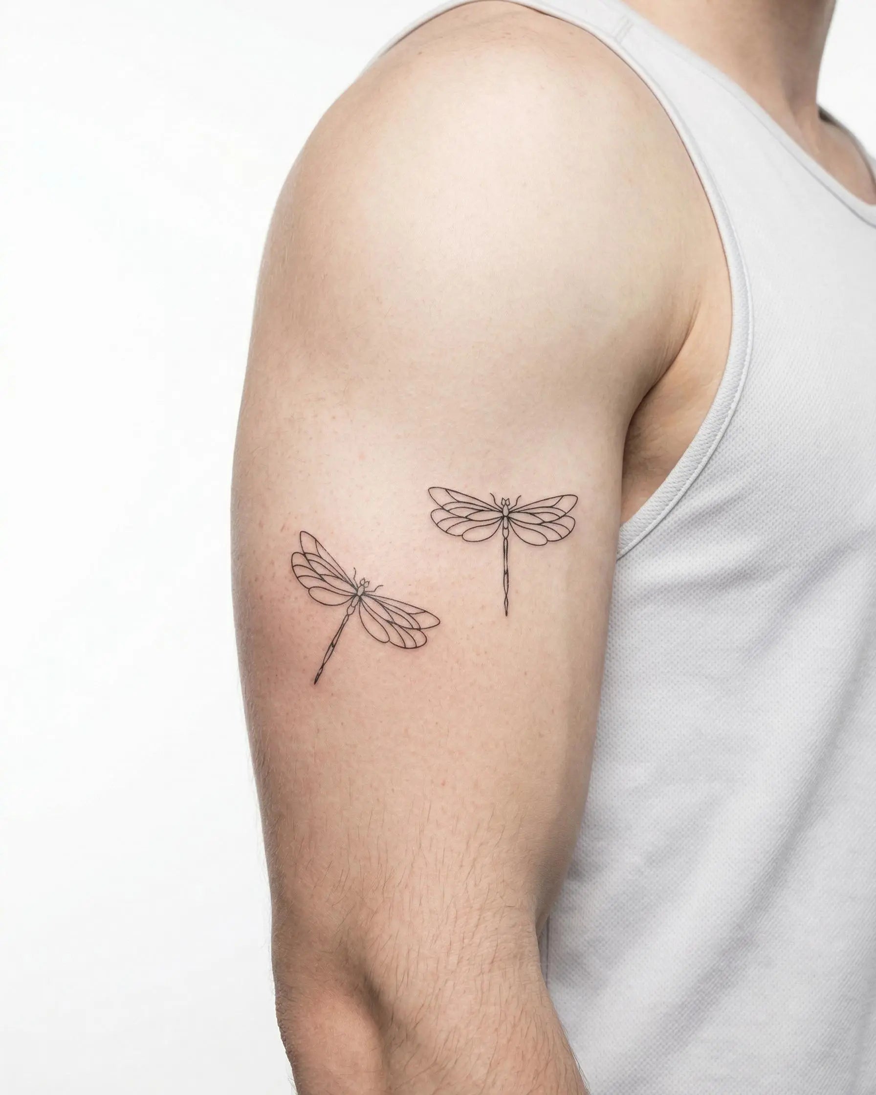 Tatuaggio semi-permanente INKON Dragonfly Duo applicato su un uomo – design 3 x 4 in (7x10cm), aspetto realistico dell'inchiostro, dura 10 giorni