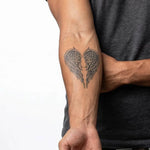 Tatuaggio semi-permanente INKON Angel Wings applicato su un uomo – design 3 x 4 in (7x10cm), aspetto realistico dell'inchiostro, dura 10 giorni