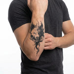 Tatuaggio semi-permanente INKON Lupo Feroce applicato su un uomo – design 4 x 7 in (10x17cm), aspetto realistico dell'inchiostro, dura 10 giorni