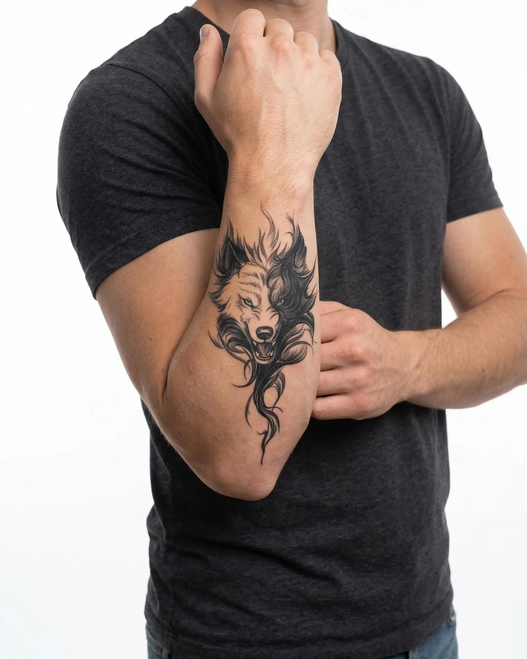 Tatuaggio semi-permanente INKON Lupo Feroce applicato su un uomo – design 4 x 7 in (10x17cm), aspetto realistico dell'inchiostro, dura 10 giorni