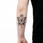 Tatuaggio semi-permanente INKON Rose & Butterfly applicato su un uomo – design 3 x 4 in (6x11cm), aspetto realistico dell'inchiostro, dura 10 giorni