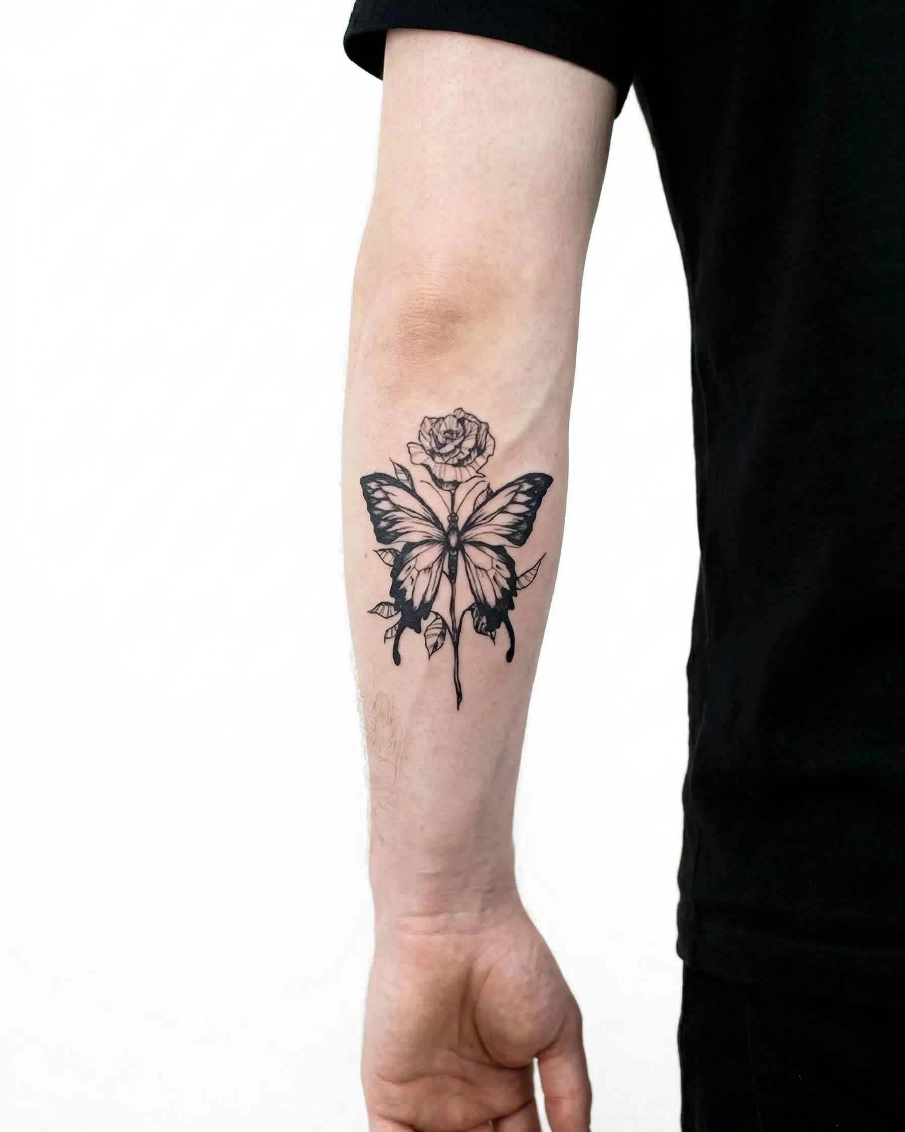 Tatuaggio semi-permanente INKON Rose & Butterfly applicato su un uomo – design 3 x 4 in (6x11cm), aspetto realistico dell'inchiostro, dura 10 giorni