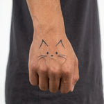 Tatuaggio semi-permanente INKON Cat Face applicato su un uomo – design 2 x 2 in (5x5cm), aspetto realistico dell'inchiostro, dura 10 giorni